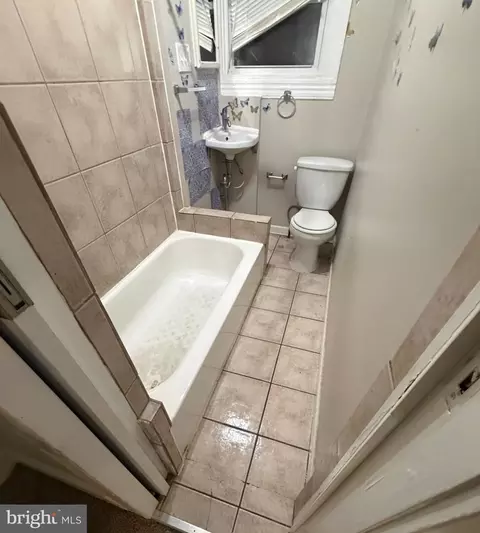 Bath - 1723 Cole St, Baltimore, MD 21223 photo 1 of 2