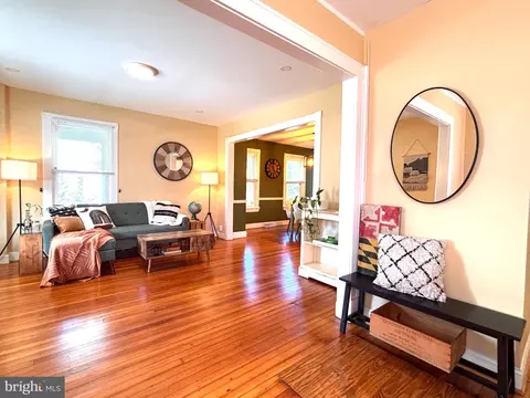 Entry Way - 3102 White Ave, Baltimore, MD 21214 photo 3 of 7