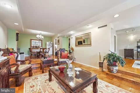 Living - 3601 Clarks Ln #314, Baltimore, MD 21215 photo 4 of 4