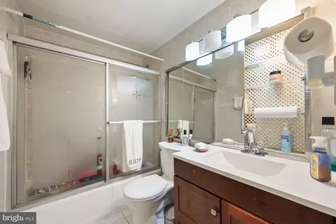 Bath - 3601 Clarks Ln #314, Baltimore, MD 21215 photo 2 of 2