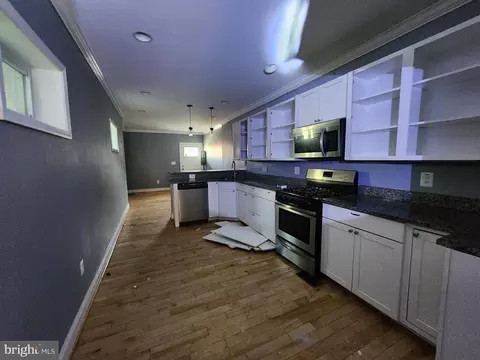 Entry Way - 2036 E Fayette St, Baltimore, MD 21231 photo 2 of 14