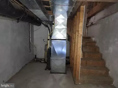 Entry Way - 2036 E Fayette St, Baltimore, MD 21231 photo 9 of 14