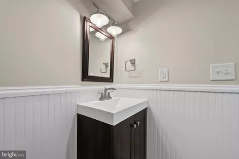 Bath - 3106 Dillon St, Baltimore, MD 21224 photo 2 of 10