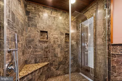 Bath - 3106 Dillon St, Baltimore, MD 21224 photo 6 of 10