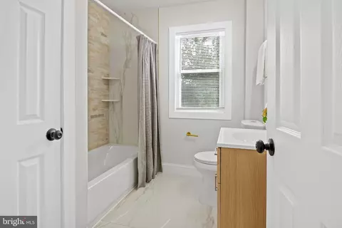 Entry Way - 5906 Ayleshire Rd, Baltimore, MD 21239 photo 3 of 5