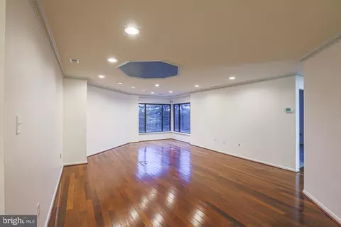Living - 3041 Fallstaff Rd #405D, Baltimore, MD 21209 photo 4 of 10