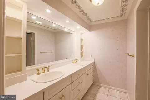 Bath - 3041 Fallstaff Rd #405D, Baltimore, MD 21209 photo 4 of 5
