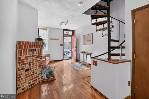 Entry Way - 232 E Barney St, Baltimore, MD 21230 photo 2 of 3