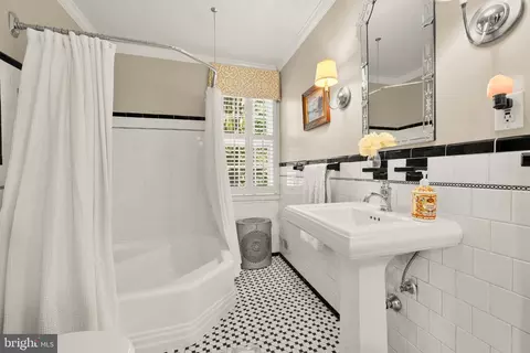 Bath - 1 St Georges Rd, Baltimore, MD 21210 photo 3 of 5
