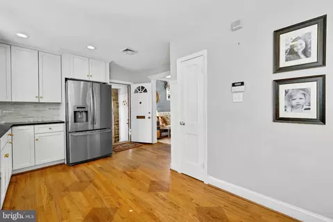 Entry Way - 1 St Georges Rd, Baltimore, MD 21210 photo 4 of 7