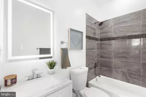 Bath - 1747 N Milton Ave, Baltimore, MD 21213 photo 1 of 4