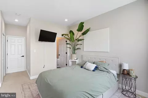 Bedroom - 4327 Falls Rd, Baltimore, MD 21211 photo 3 of 4