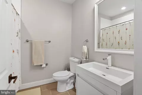 Bath - 4327 Falls Rd, Baltimore, MD 21211 photo 2 of 4