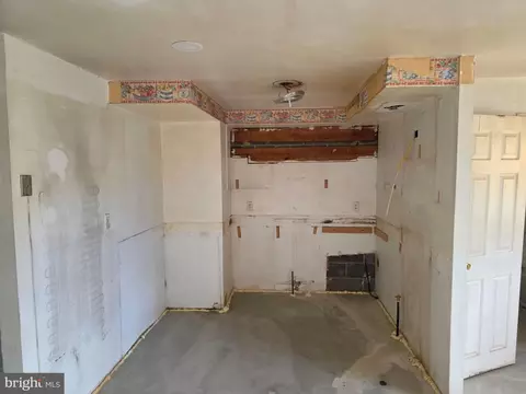 Entry Way - 5210 Saybrook Rd, Baltimore, MD 21206 photo 1 of 5