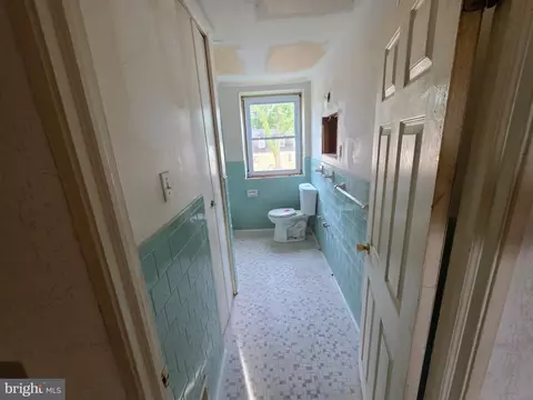 Entry Way - 5210 Saybrook Rd, Baltimore, MD 21206 photo 3 of 5