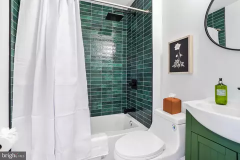 Bath - 1237 Hull St #1237, Baltimore, MD 21230 photo 3 of 4