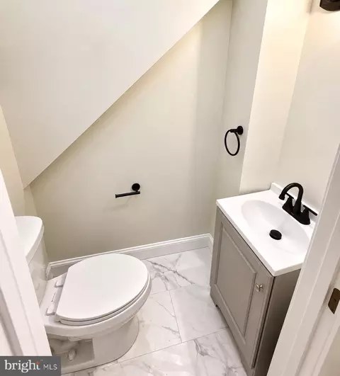 Bath - 1603 N Warwick Ave, Baltimore, MD 21216 photo 1 of 2
