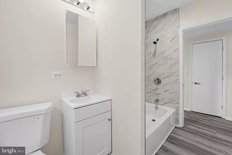 Bath - 4801 Crowson Ave, Baltimore, MD 21212 photo 2 of 2