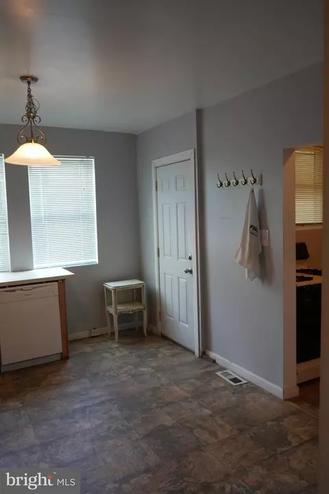 Entry Way - 2261 Sidney Ave, Baltimore, MD 21230 photo 3 of 4