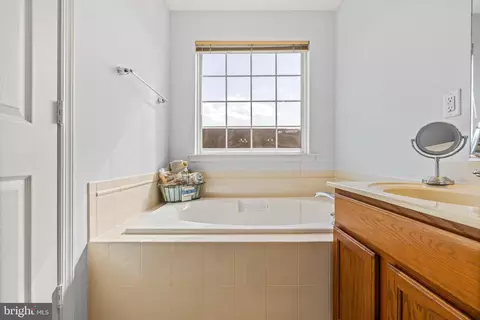 Entry Way - 815 Mchenry St, Baltimore, MD 21230 photo 4 of 4