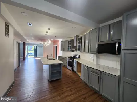 Entry Way - 3606 W Rogers Ave, Baltimore, MD 21215 photo 3 of 14