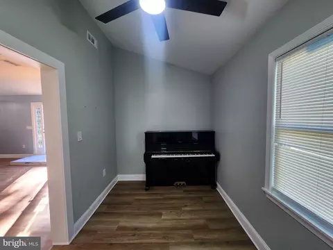 Entry Way - 3606 W Rogers Ave, Baltimore, MD 21215 photo 4 of 14
