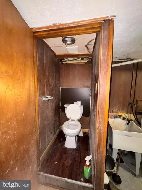 Bath - 2862 Pelham Ave, Baltimore, MD 21213 photo 3 of 3