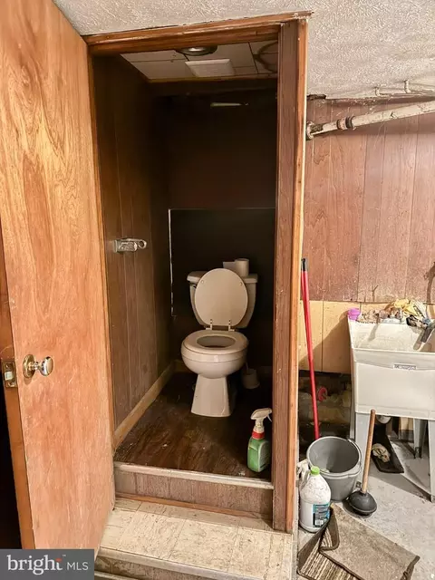Bath - 2862 Pelham Ave, Baltimore, MD 21213 photo 2 of 3