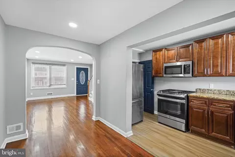 Entry Way - 3838 Lyndale Ave, Baltimore, MD 21213 photo 2 of 6