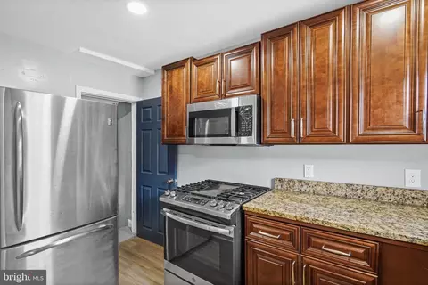 Entry Way - 3838 Lyndale Ave, Baltimore, MD 21213 photo 4 of 6