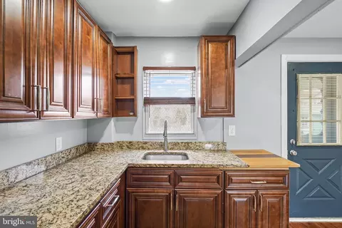 Entry Way - 3838 Lyndale Ave, Baltimore, MD 21213 photo 5 of 6