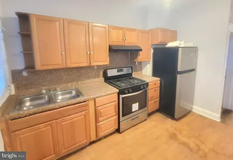 Entry Way - 729 Linnard St, Baltimore, MD 21229 photo 4 of 8
