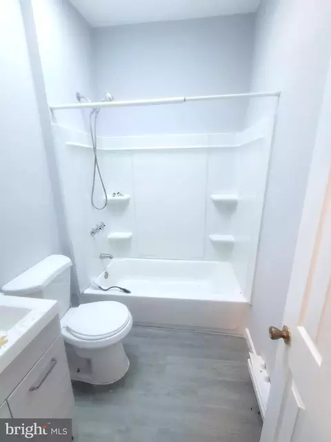 Bath - 729 Linnard St, Baltimore, MD 21229 photo 1 of 1