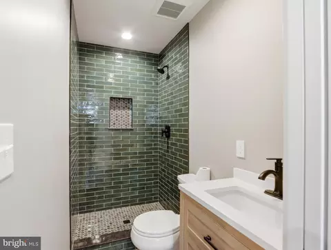 Bath - 1703 Jackson St, Baltimore, MD 21230 photo 2 of 4