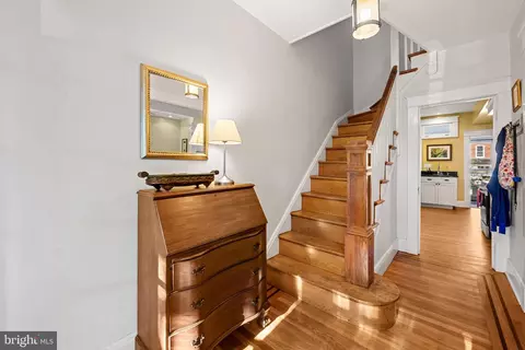 Entry Way - 2905 Cresmont Ave, Baltimore, MD 21211 photo 2 of 2