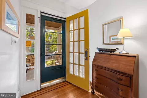 Entry Way - 2905 Cresmont Ave, Baltimore, MD 21211 photo 1 of 2