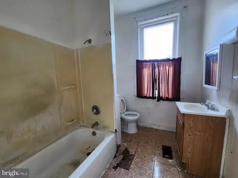 Entry Way - 2808 Suffolk Ave, Baltimore, MD 21215 photo 6 of 9