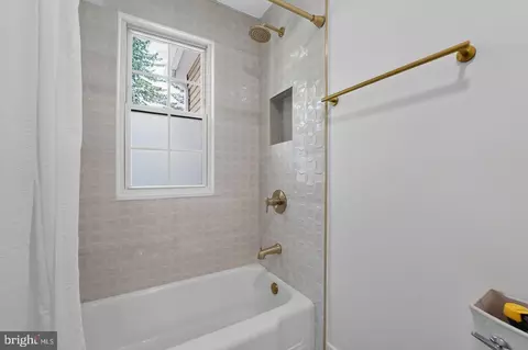 Bath - 405 Lyman Ave, Baltimore, MD 21212 photo 2 of 8