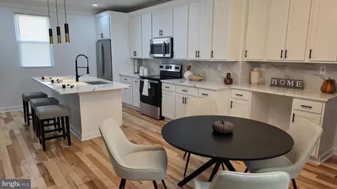 Entry Way - 2702 Cylburn Ave, Baltimore, MD 21215 photo 9 of 21