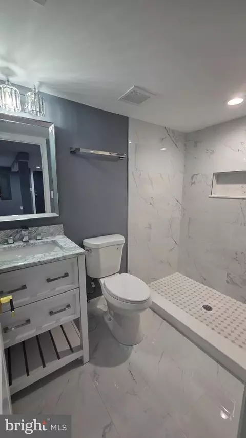 Bath - 2702 Cylburn Ave, Baltimore, MD 21215 photo 7 of 10