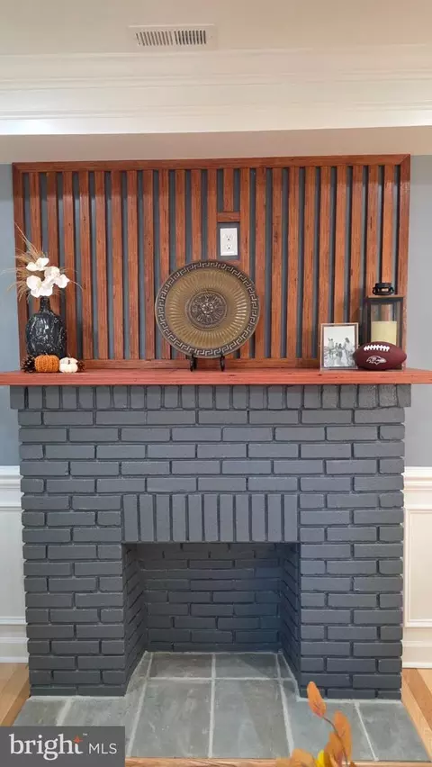 Entry Way - 2702 Cylburn Ave, Baltimore, MD 21215 photo 6 of 21
