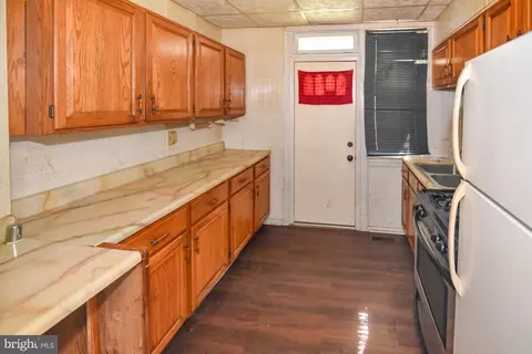 Entry Way - 1313 E Patapsco Ave, Brooklyn, MD 21225 photo 4 of 8