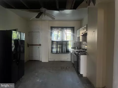 Entry Way - 2406 E Hoffman St, Baltimore, MD 21213 photo 2 of 4