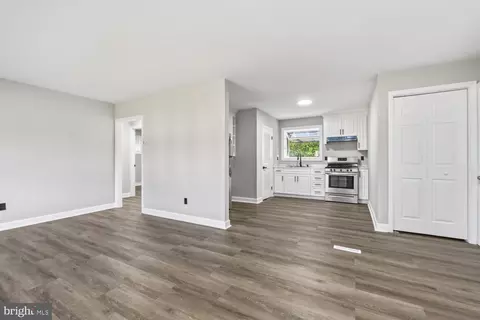 Entry Way - 5607 Knell Ave, Baltimore, MD 21206 photo 1 of 4