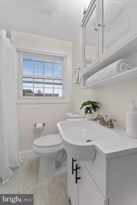 Bath - 5613 Moravia Rd, Baltimore, MD 21206 photo 4 of 5