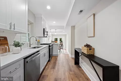 Entry Way - 410 E Fort Ave, Baltimore, MD 21230 photo 3 of 6
