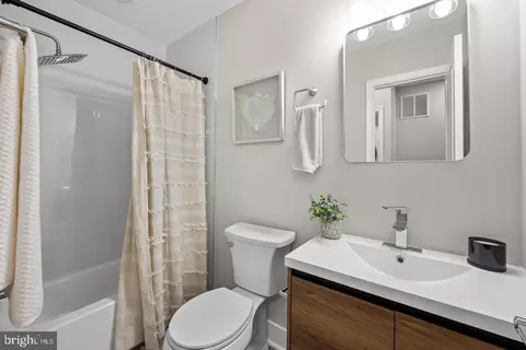 Bath - 410 E Fort Ave, Baltimore, MD 21230 photo 3 of 4