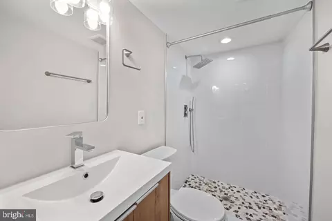 Bath - 410 E Fort Ave, Baltimore, MD 21230 photo 2 of 4