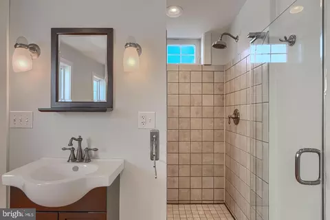 Bath - 3208 Elliott St, Baltimore, MD 21224 photo 7 of 10