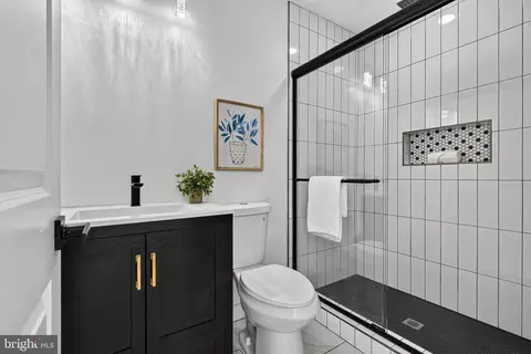 Bath - 2414 E Chase St, Baltimore, MD 21213 photo 3 of 5